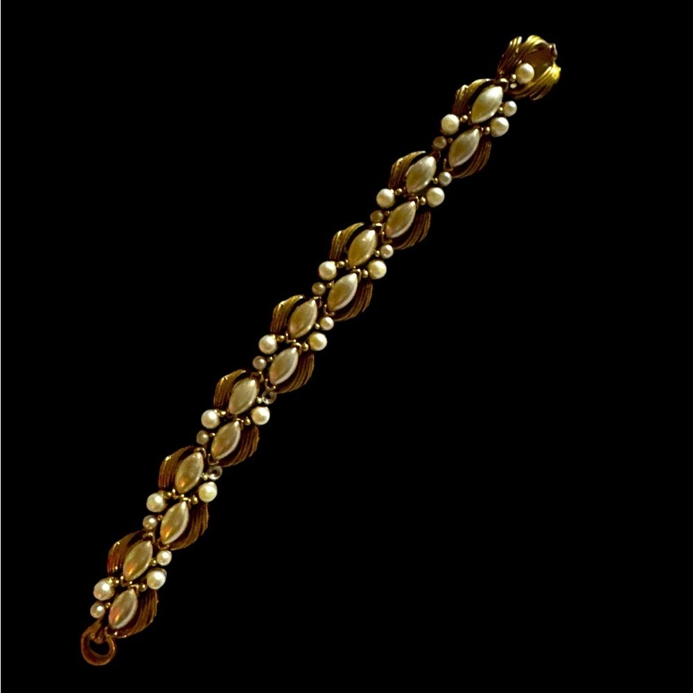 Elegant Vintage Florenza Gold and Faux Pearl Bracelet
(Missing 2 tiny pearls)
